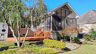 Screen porch w newly stain deck!