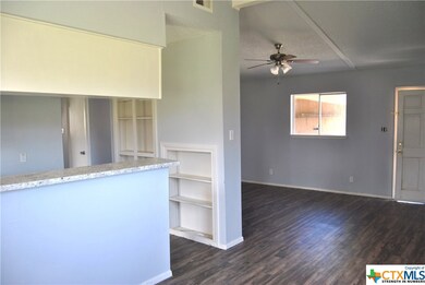 963 E Humphreys St unit B, Seguin, TX 78155 - photo 4
