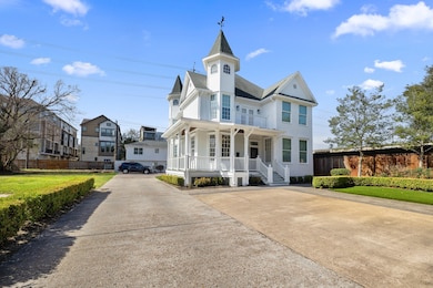 Space for 3 cars to park in front of the house, pe