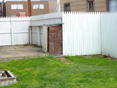 Fenced rear yard