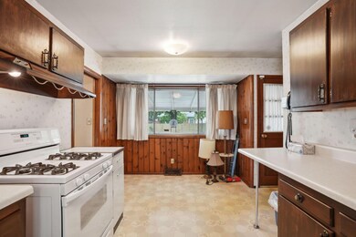 23-web-or-mls-1590-selkirk-rd