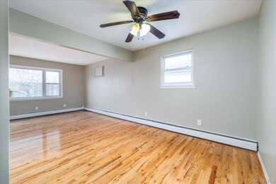 148-27 230th Place unit 2, Jamaica, NY 11413 - photo 4