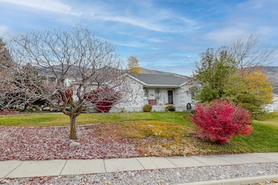 View of front facade featuring a front yard