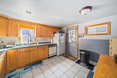180 E Washington St, Hanson, MA 02341 - photo 4