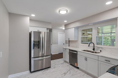 6085 Capri Dr, Cincinnati, OH 45224 - photo 7