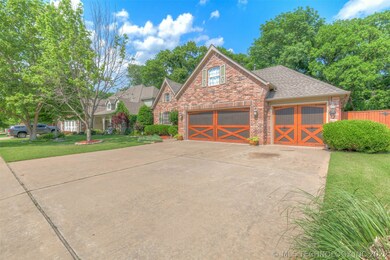 Woodcreek home with 3 bed 2.5 bath and a 3 car gar