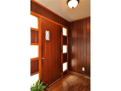 Entry/Foyer.