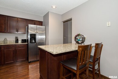 634 Northbrook Dr, Davenport, IA 52806 - photo 4