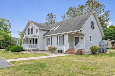 View of front facade featuring a front yard, a por