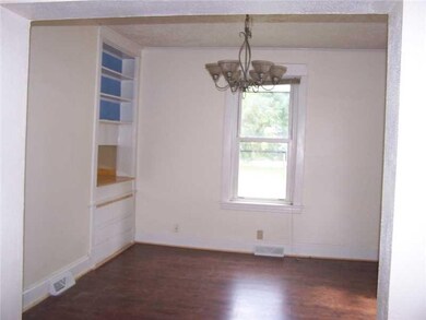 Dining Room. Light and bright 14x11 Dining room fe