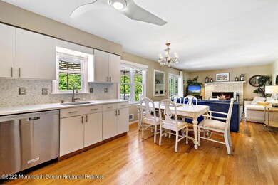 Kitchen/ Eat in Area