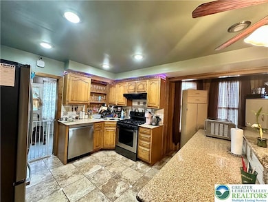 Beatutiful Large Kitchen with Granite and stainles