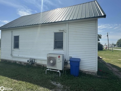 102 Race St, Cincinnati, IA 52549 - photo 2