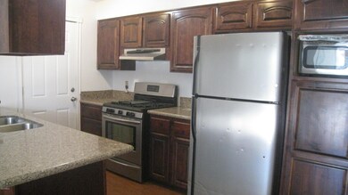 4854 W Berkeley 004