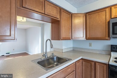 8480 Lazy Creek Ct, Springfield, VA 22153 - photo 6