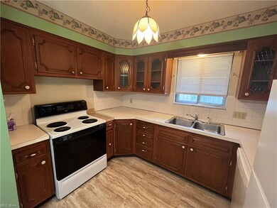 1510 Hilton Dr, Akron, OH 44313 - photo 4