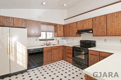 Large kitchen with plenty of counter and cabinet s