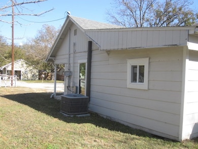 1200 S Wine St, Gainesville, TX 76240 - photo 3