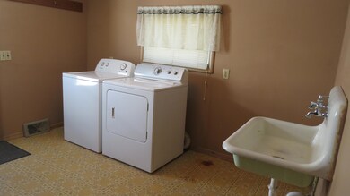 Main Floor Laundry<|><|>