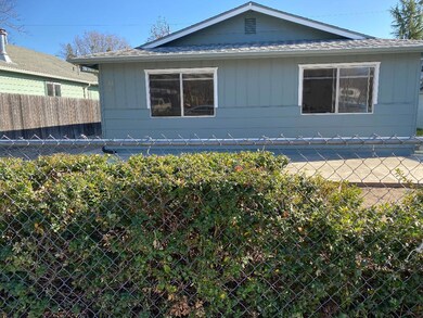 733 SW H St, Grants Pass, OR 97526 - photo 4