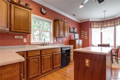 EAT-IN KITCHEN: features engineered hardwood floor