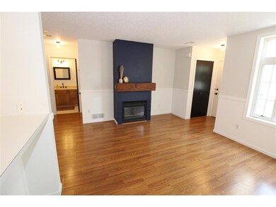 463 Aqua Cir - Living Room