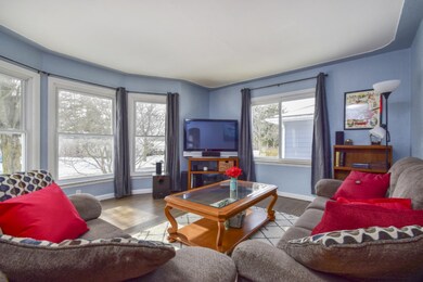 002-photo-living-room-8048012