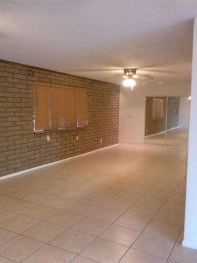 Living room front wall hondo