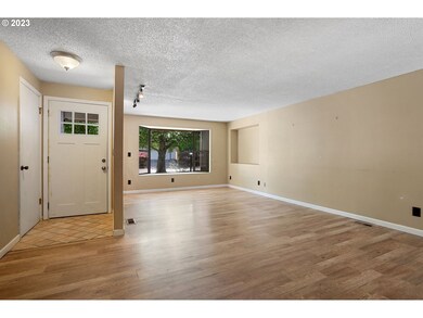 Living Room/Entrance
