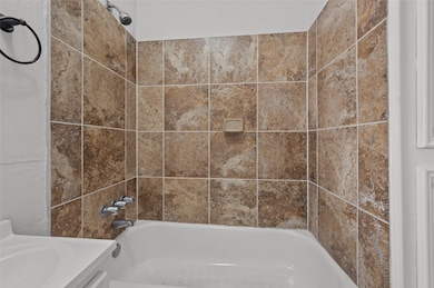 907 W Gray St unit 4, Houston, TX 77019 - photo 2