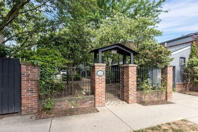 18th Street entrance to
Fox Way Commons