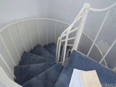 Spirol Stair Case to Down Stairs n 2 Bedrood and 2