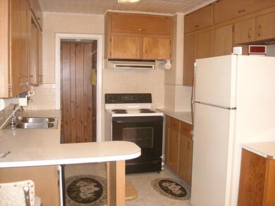 Convenient kitchen w/dishwasher--appliances stay!