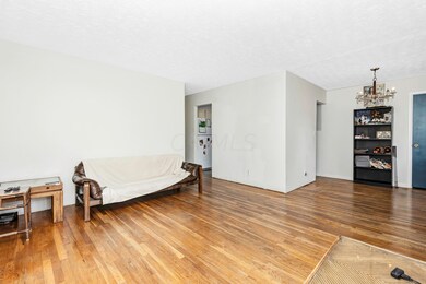 4-LivingRoom
