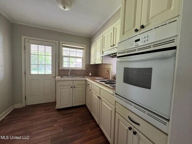 1021 Horse Shoe Cir, Byram, MS 39272 - photo 2