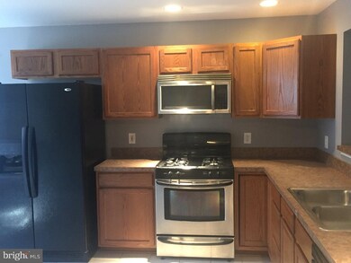 512 Thomas Cir, Norristown, PA 19401 - photo 5