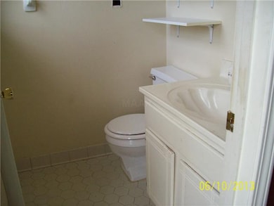 IMASTER BDRM HALF BATH.