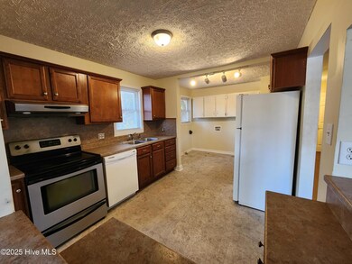 395 Maple St, Jacksonville, NC 28540 - photo 6