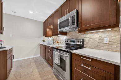 1201 Bering Dr unit 40, Houston, TX 77057 - photo 2