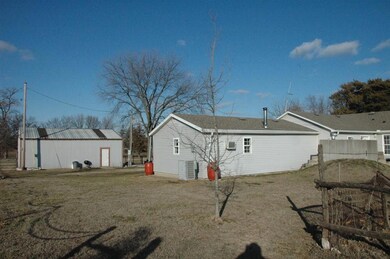 22102 Meade Rd, Parsons, KS 67357 - photo 6