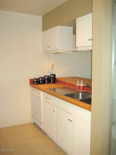 kitchen w breakfast bar
