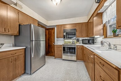 231 S Aldine Ave, Elgin, IL 60123 - photo 4