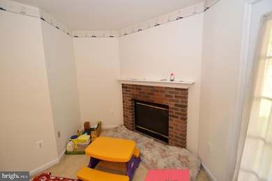 2431 Fox Mine Ln, Herndon, VA 20171 - photo 4