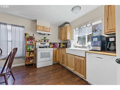 55 W 6th St, Coquille, OR 97423 - photo 5