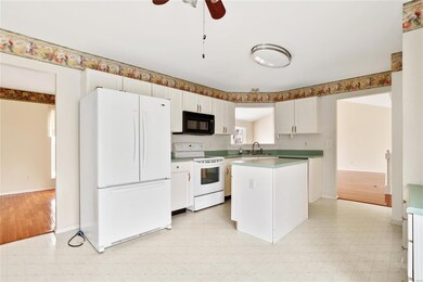 Eat-in kitchen w island, plenty of cabinets, plann