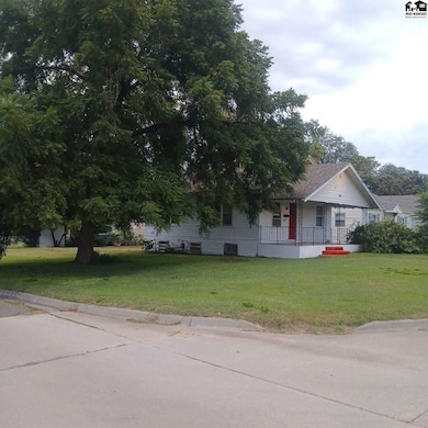 802 S Taylor St, Pratt, KS 67124 - photo 3