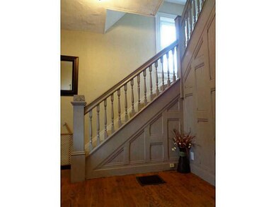 Entry/Foyer.