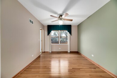 1304 Clyde Dr, Naperville, IL 60565 - photo 4