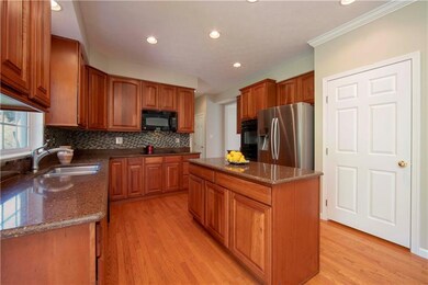 Eat-in kitchen with island, granite...