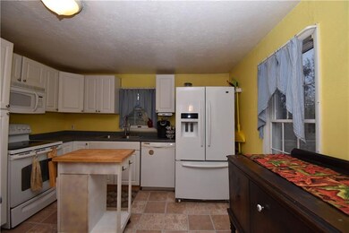 Nice Kitchen with center Island all appliances Sta